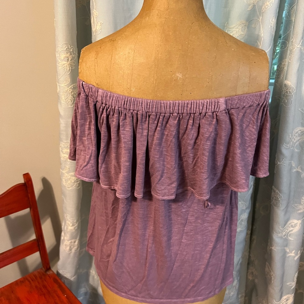 American Eagle shirt and sweater. - Picture 2 of 5